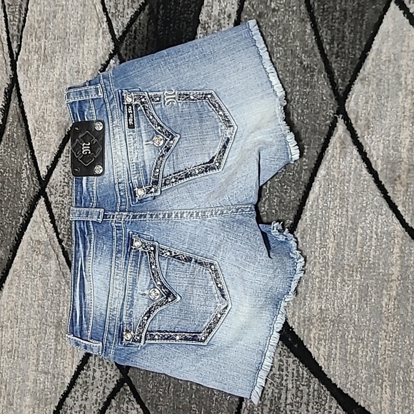 MISS ME EMBROIDERED LEATHER RHINESTONES FLOWERS RAW-EDGE DENIM JEAN SHOR… - Picture 7 of 12